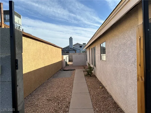 $1,800 | 6841 Arroyo Avenue, Las Vegas, NV 89103