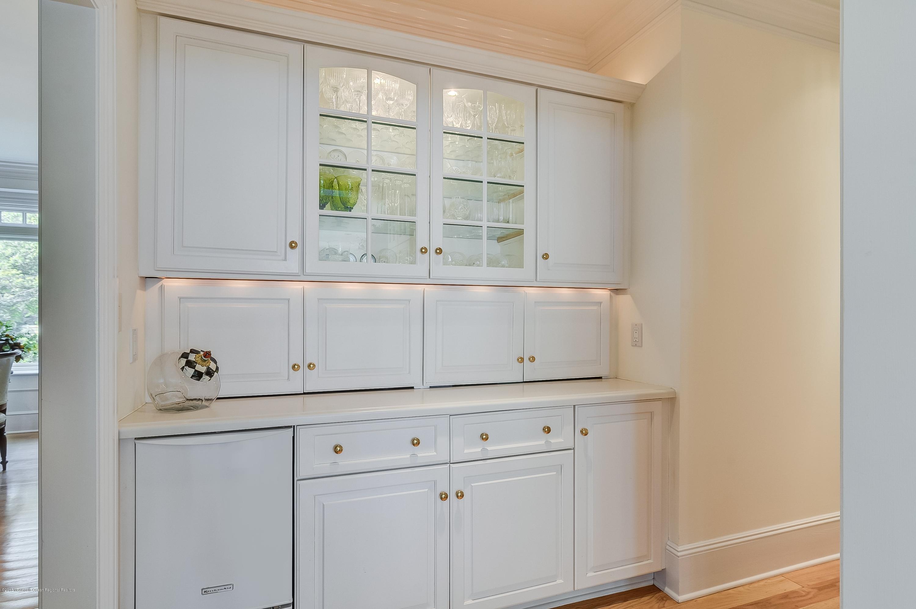 21 Heathcliff Road Rumson, NJ 07760 - Photo 18 of 64 17_Butler's Pantry