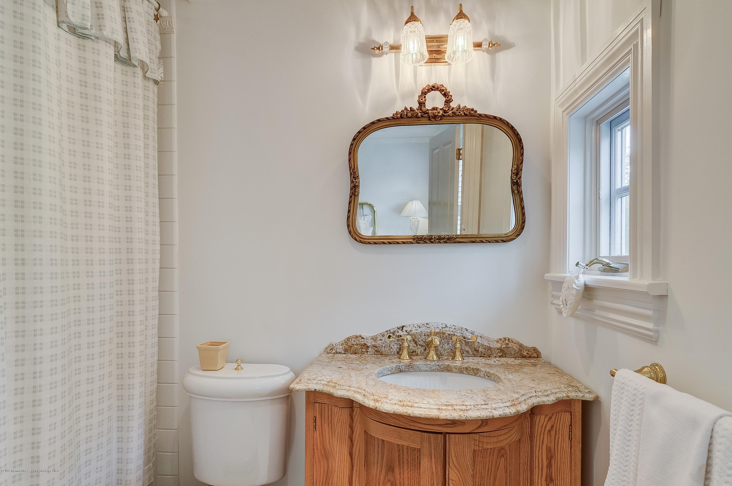 21 Heathcliff Road Rumson, NJ 07760 - Photo 39 of 64 38_En-Suite bath