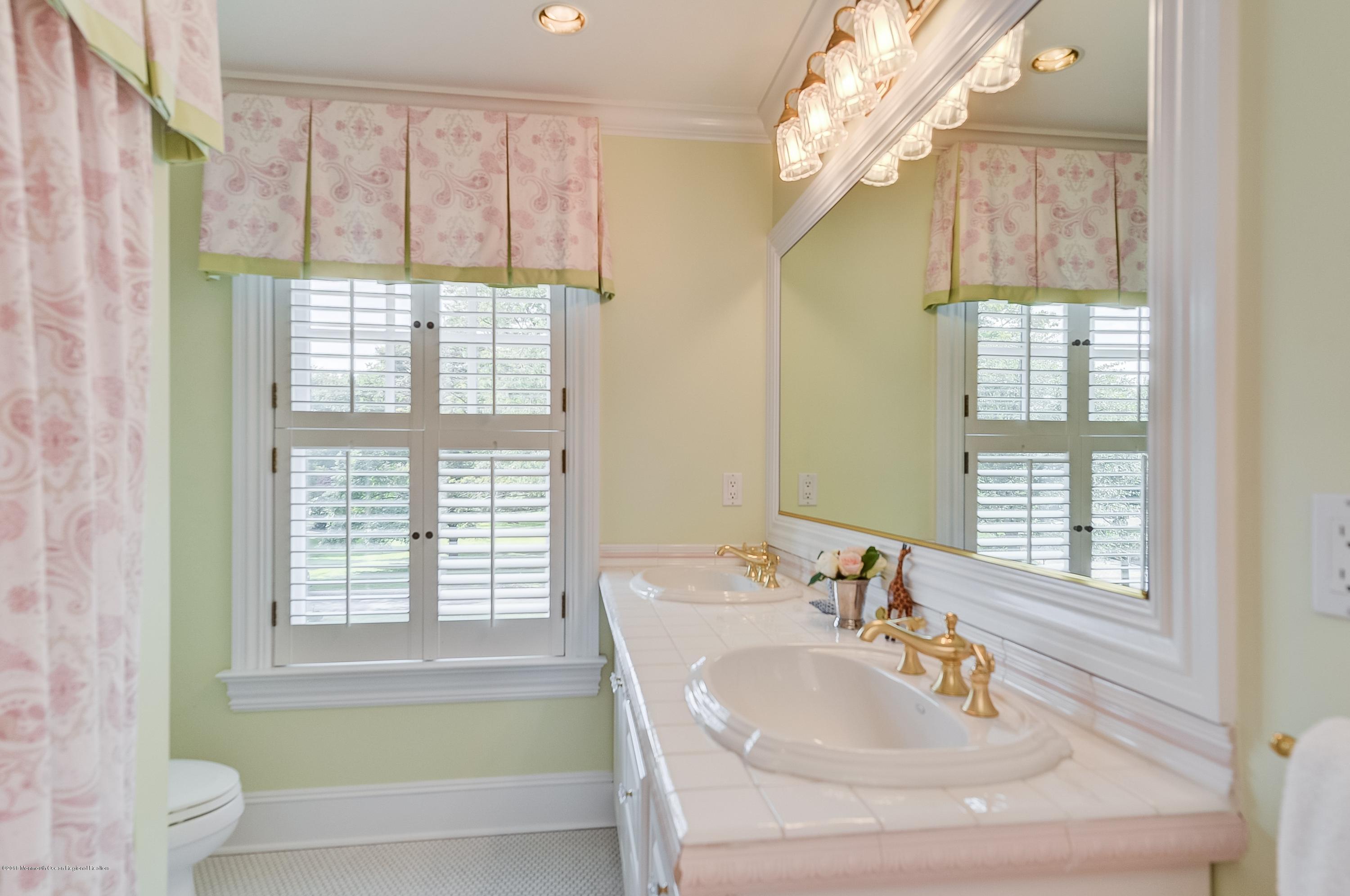 21 Heathcliff Road Rumson, NJ 07760 - Photo 44 of 64 43_Children's Suite Bathroom
