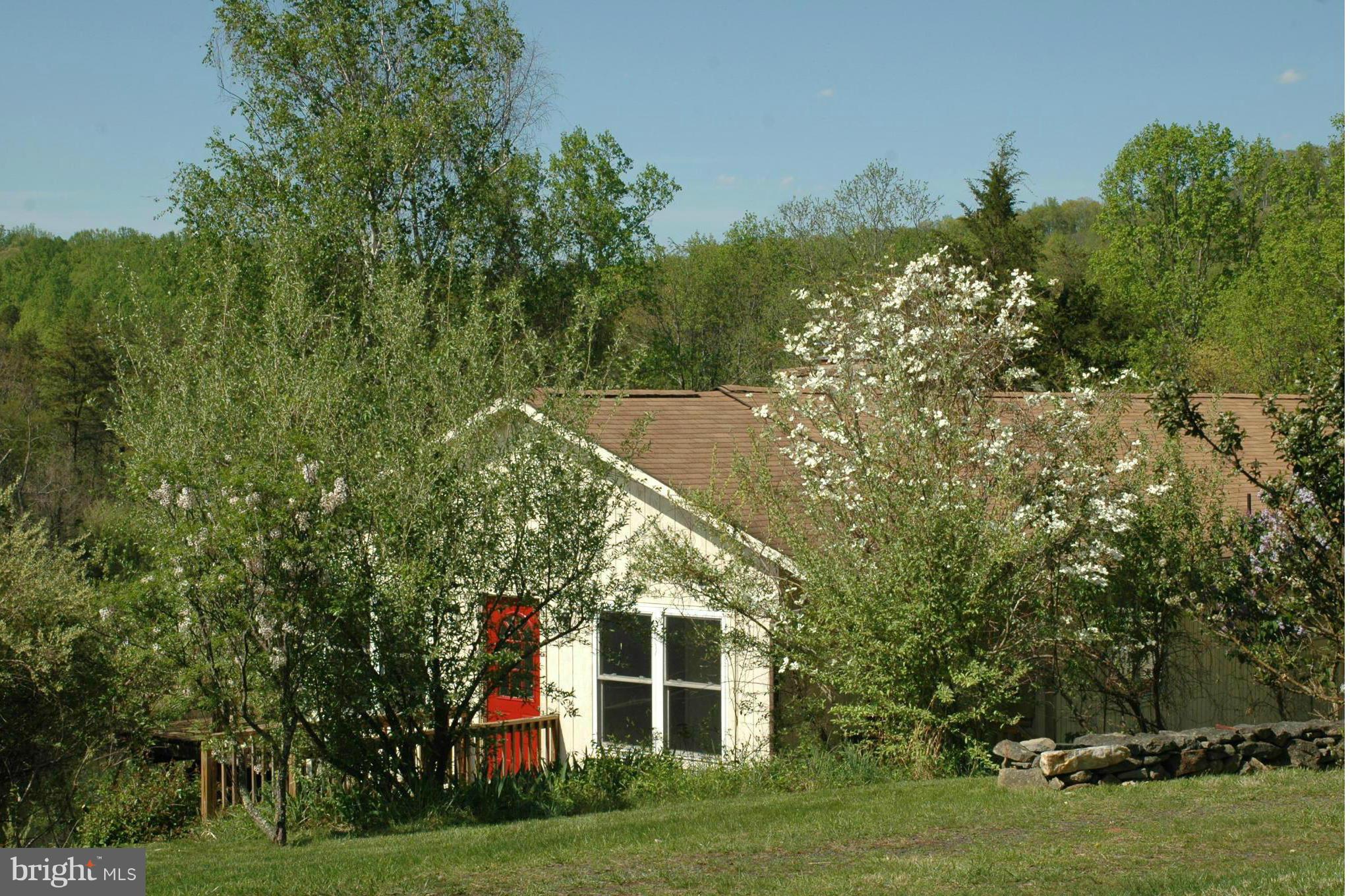 279 Ridgeview Lane Washington, VA 22747 - Photo 2 of 11 a front view of a house with a yard