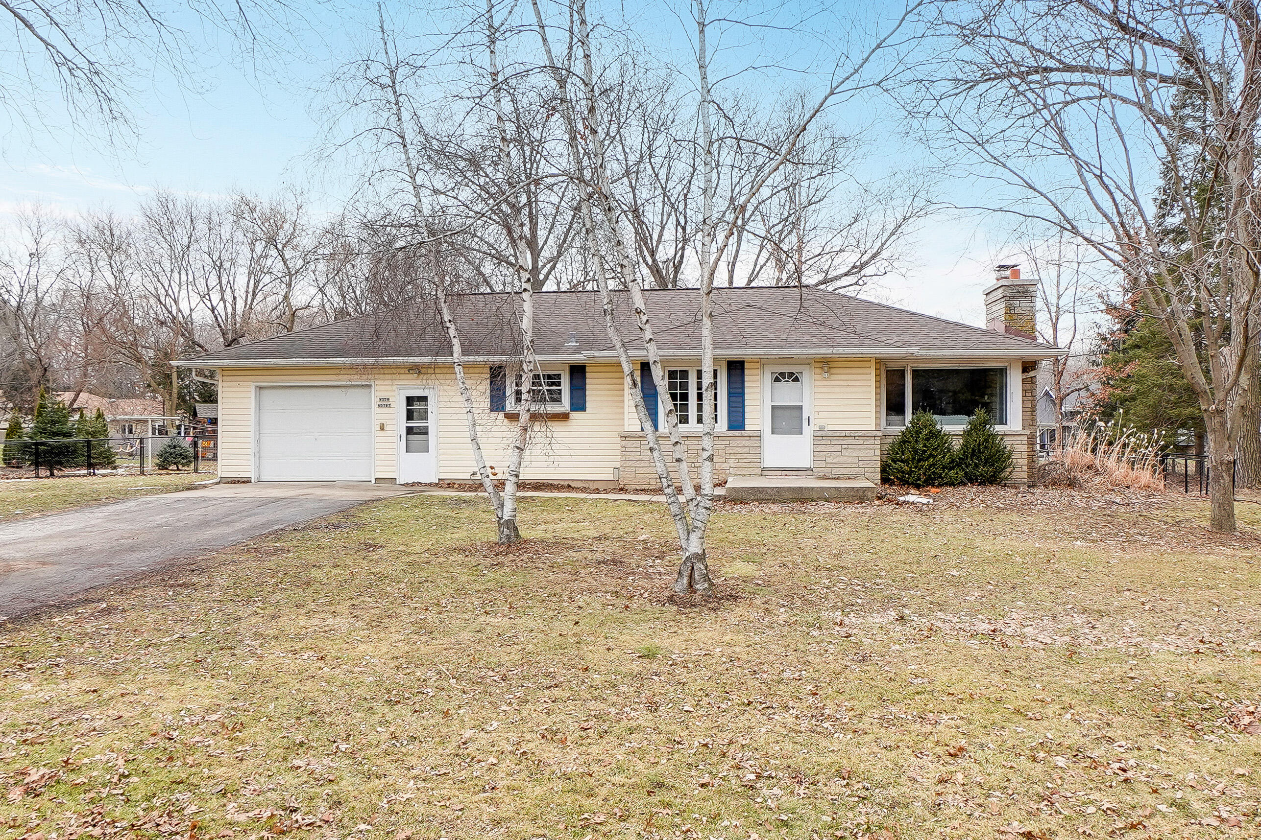W379N5787 Meadow View Road Oconomowoc, WI 53066 - Photo 2 of 21 Front View