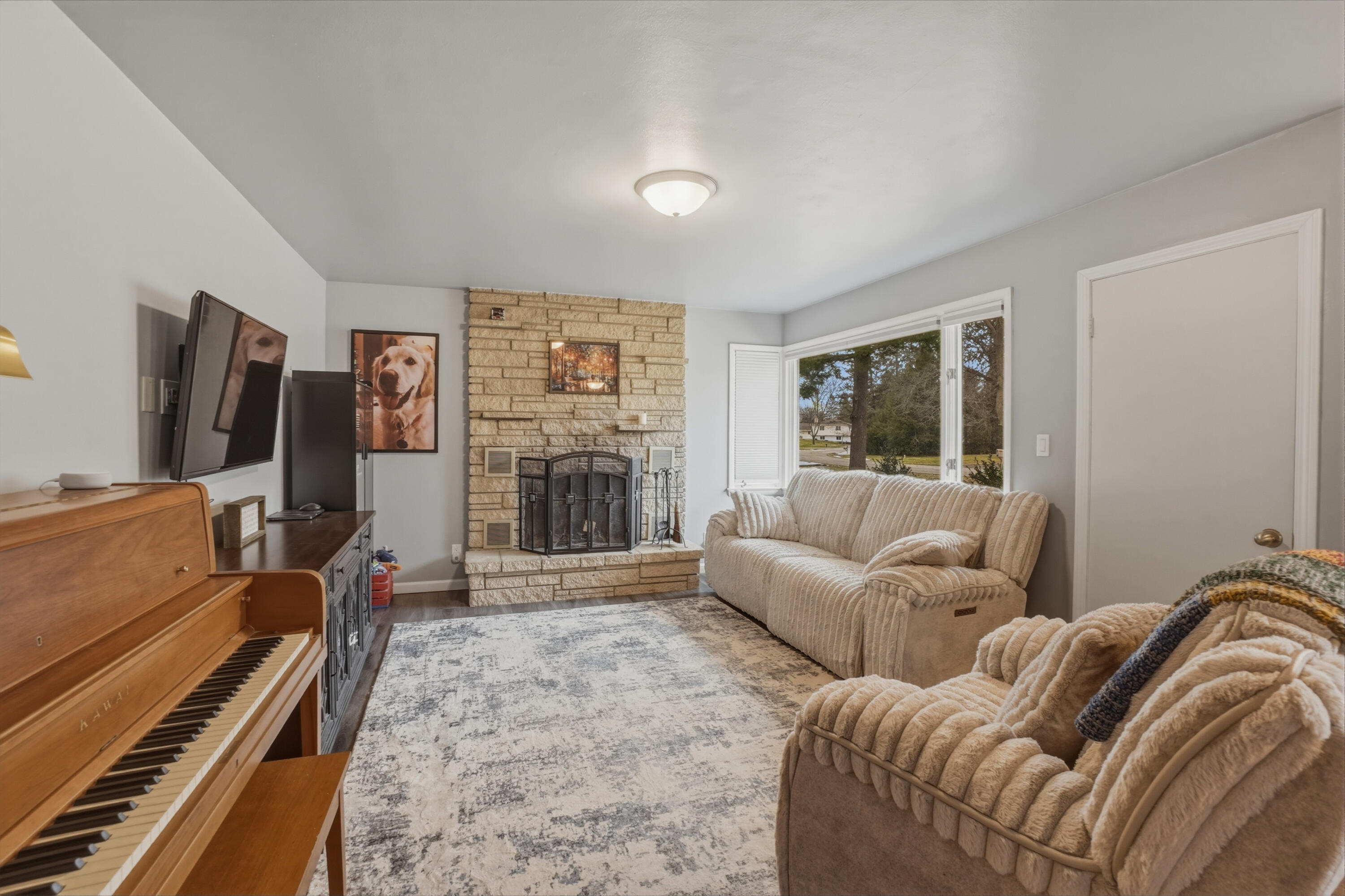W379N5787 Meadow View Road Oconomowoc, WI 53066 - Photo 9 of 21 Living Room
