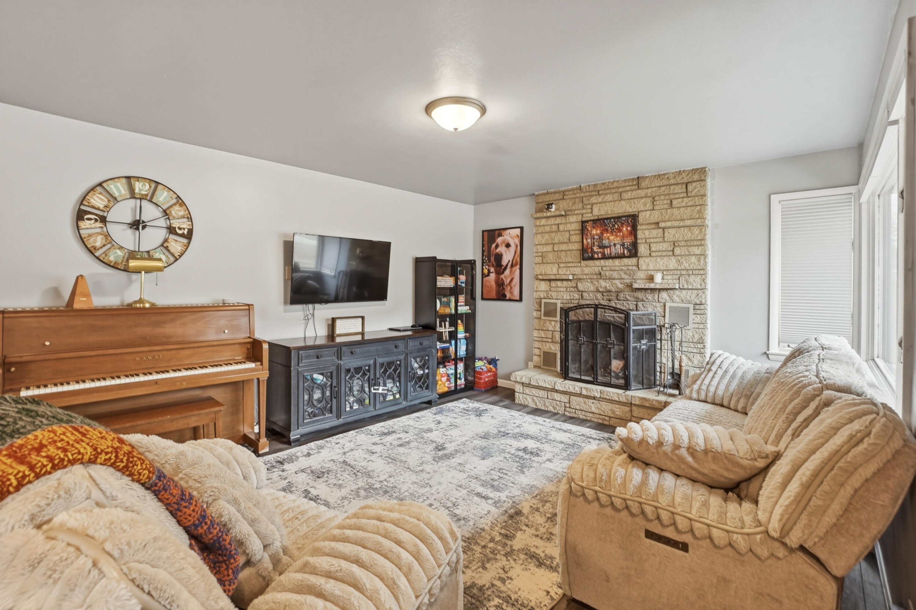 W379N5787 Meadow View Road Oconomowoc, WI 53066 - Photo 10 of 21 Living Room