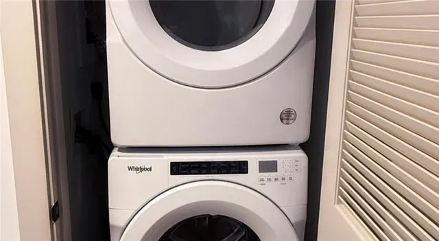 a close up view of a washer and dryer
