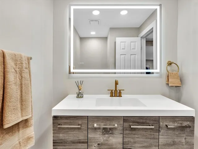 a view of a house with backyard and garden