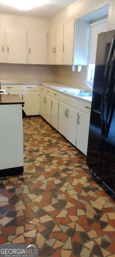 108 Sunset Drive Eufaula, AL 36027 - Photo 4 of 12 a kitchen with granite countertop a sink and a stove