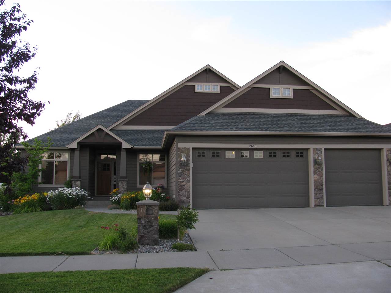 2618 West Hawthorne Road Spokane, WA 99208 - Photo 1 of 20