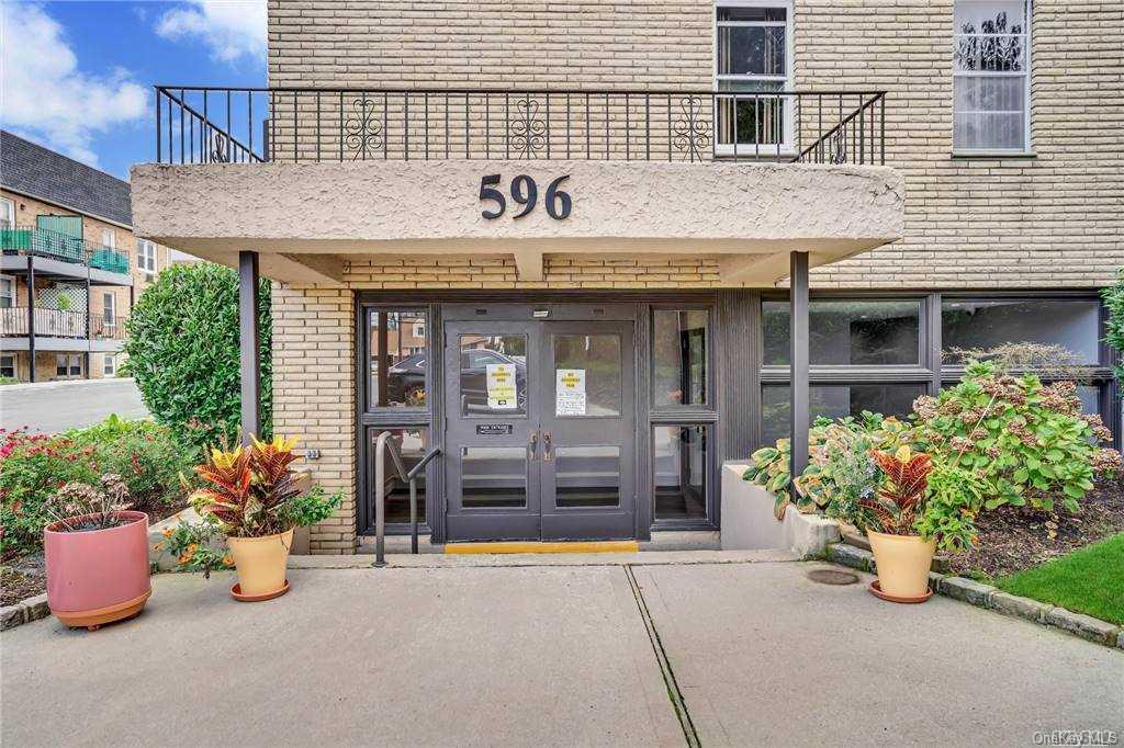 596 Broadway, Unit 13A Lynbrook, NY 11563 - Photo 1 of 1