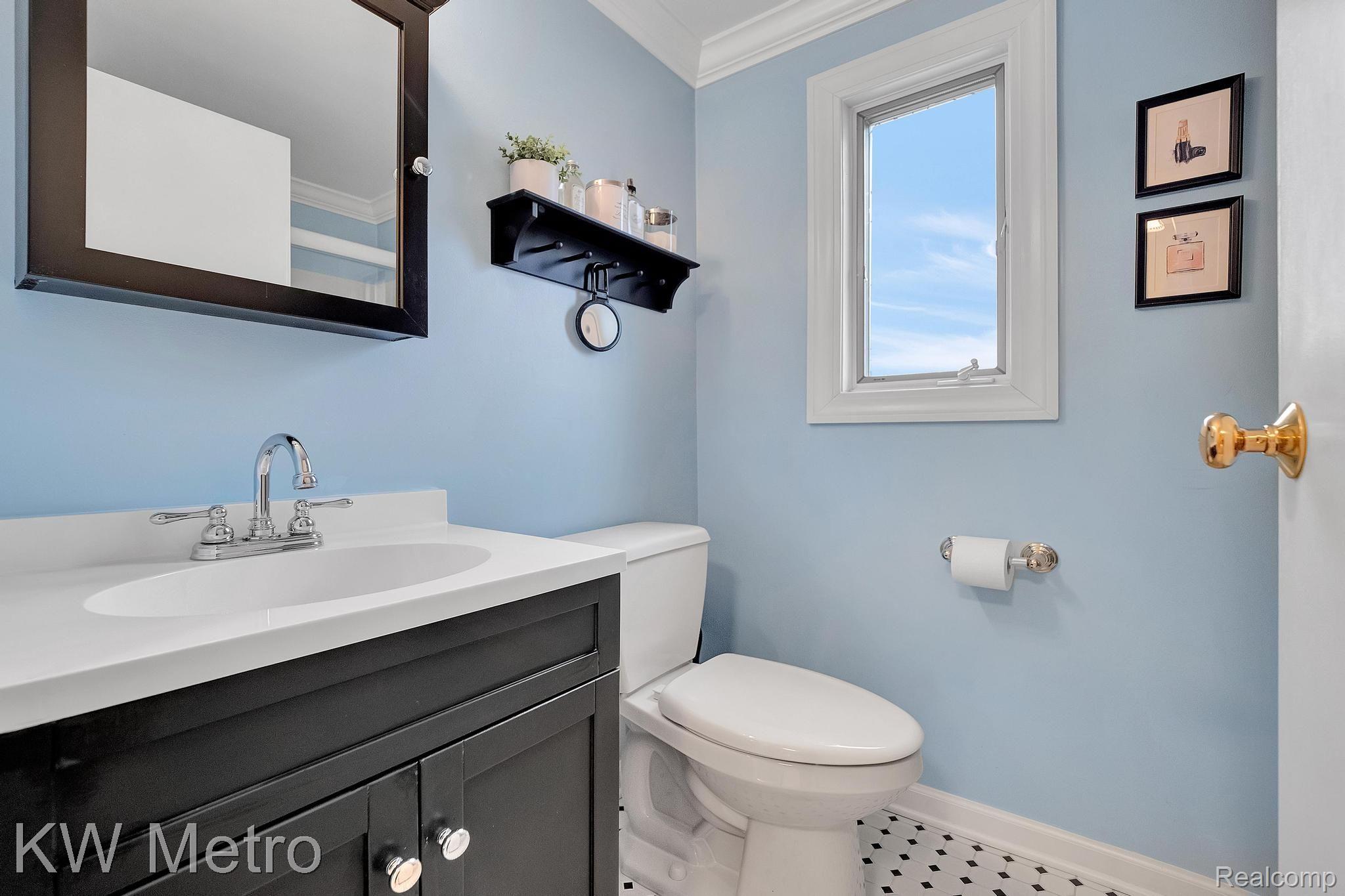 1960 Graefield Road Birmingham, MI 48009 - Photo 17 of 23 Second Floor Full Bath