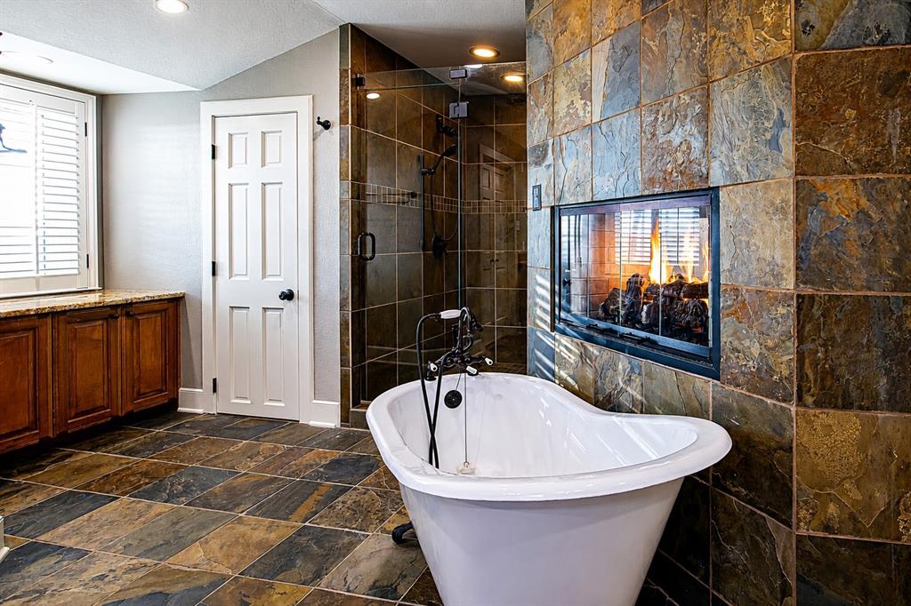 9310 Merritt Road Rowlett, TX 75089 - Photo 4 of 40 a bathroom with a sink and mirror