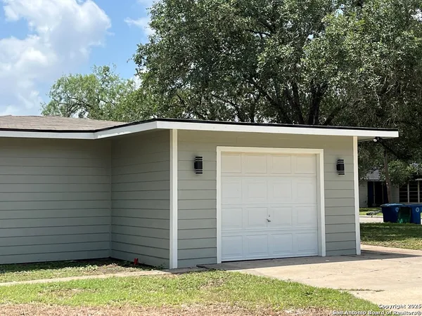$259,500 | 1210 North Polk Street, Beeville, TX 78102