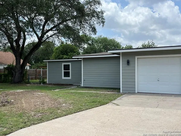 $259,500 | 1210 North Polk Street, Beeville, TX 78102