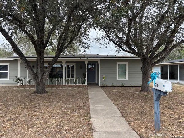 $259,500 | 1210 North Polk Street, Beeville, TX 78102