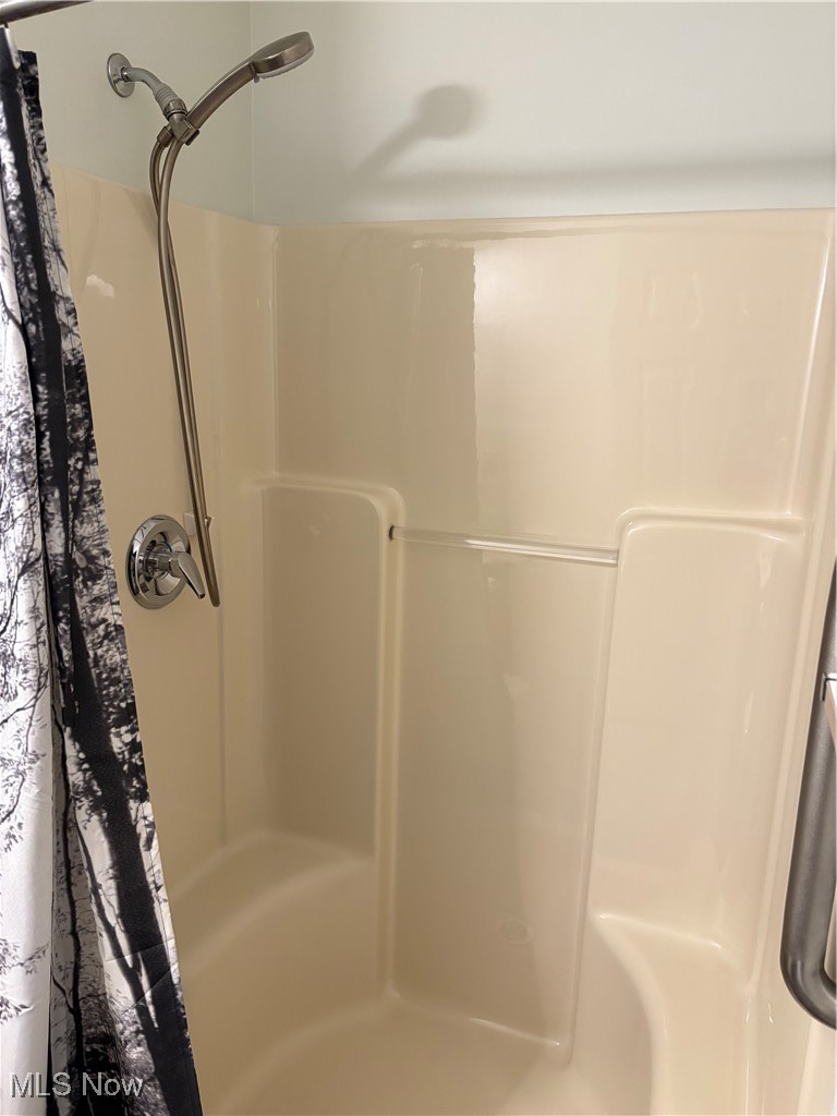 6695 Clingan Road, Unit 24 Youngstown, OH 44514 - Photo 19 of 26 Bathroom with curtained shower