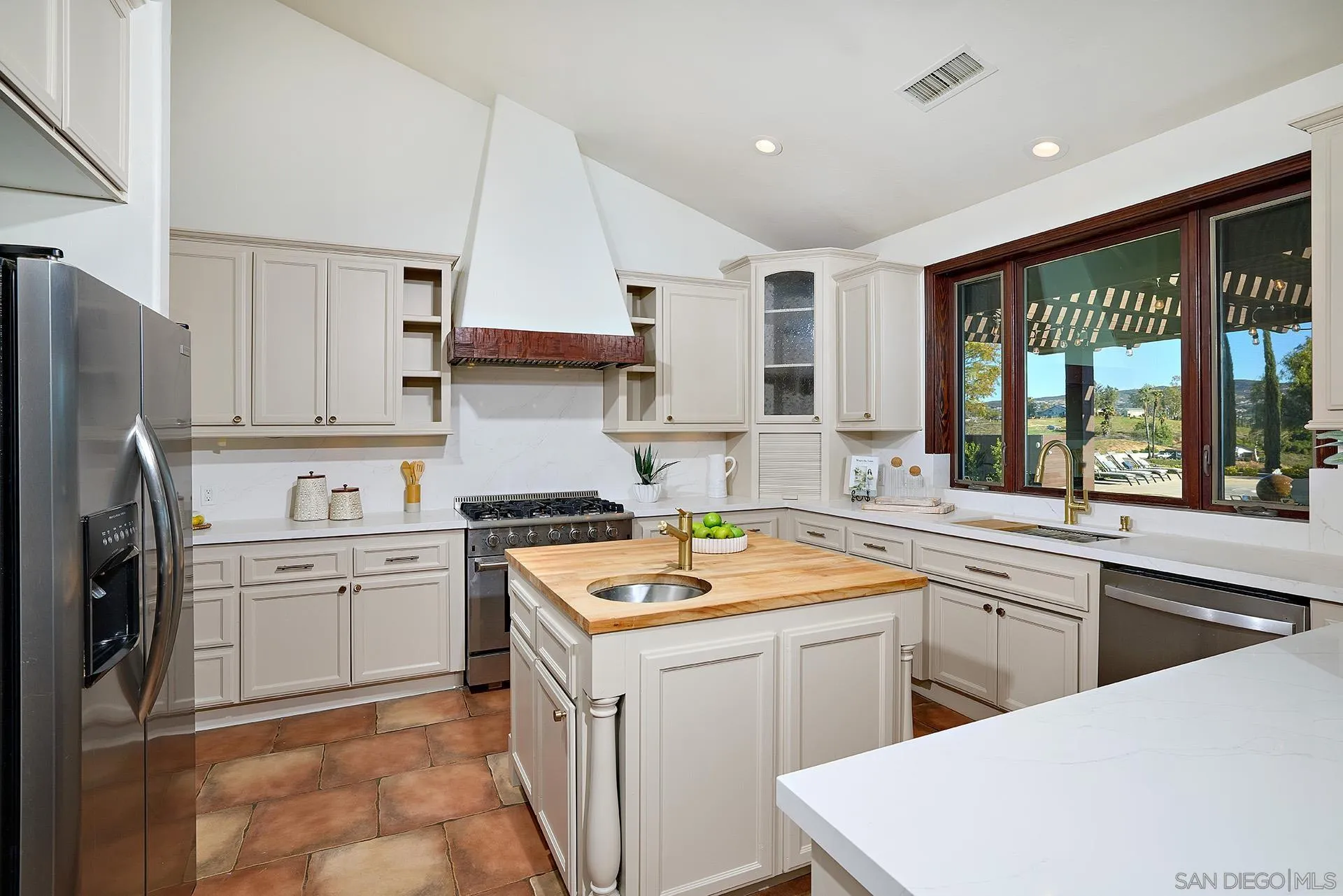 38408 Mesa Road Temecula, CA 92592 - Photo 19 of 57 a kitchen that has a sink a stove and chairs