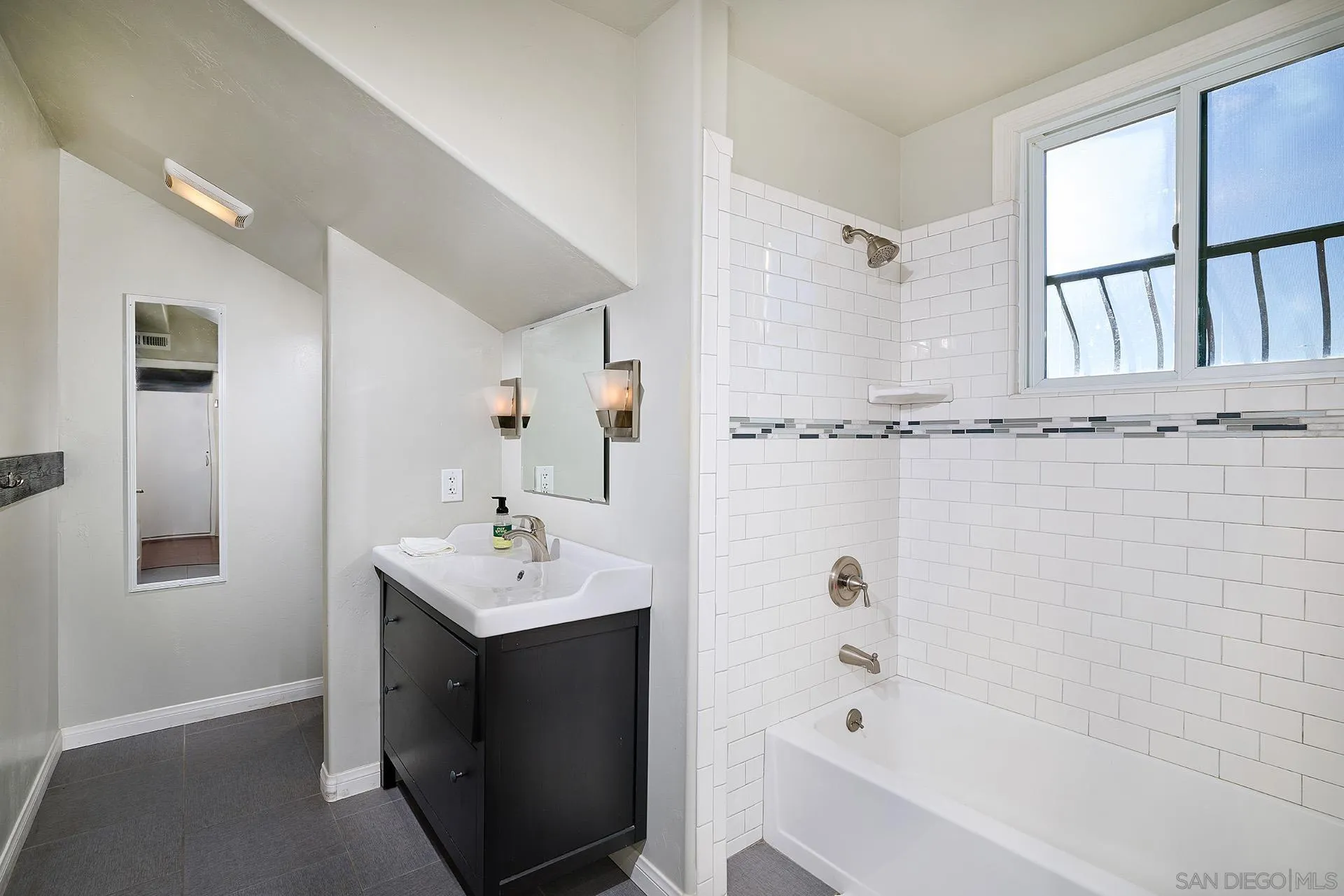 38408 Mesa Road Temecula, CA 92592 - Photo 35 of 57 a bathroom with a sink mirror toilet and bathtub
