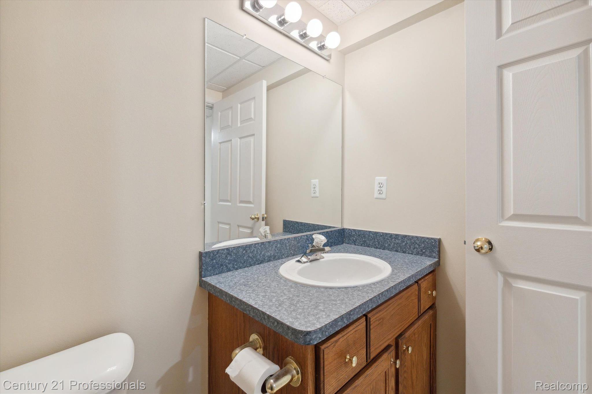 1122 Churchill Circle Rochester, MI 48307 - Photo 37 of 47 Gallery Image 37