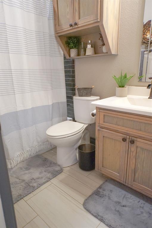 617 Mesquite Tree Road Waco, TX 76705 - Photo 29 of 39 a bathroom with a sink toilet and mirror