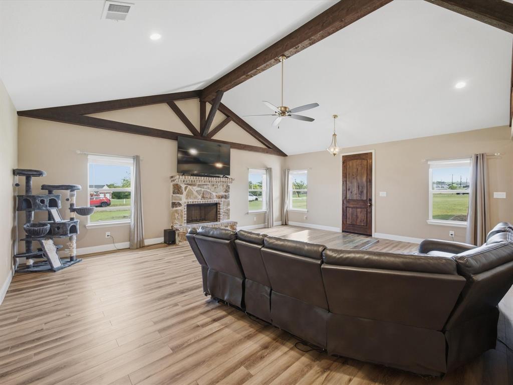 1032 Justin Drive Springtown, TX 76082 - Photo 7 of 40