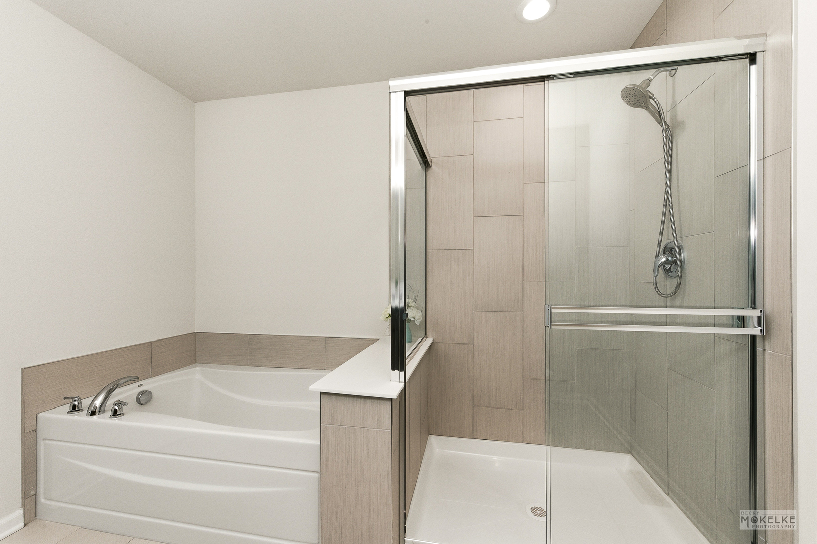 4184 Calder Lane Aurora, IL 60504 - Photo 27 of 35 a bathroom with a bathtub and a shower