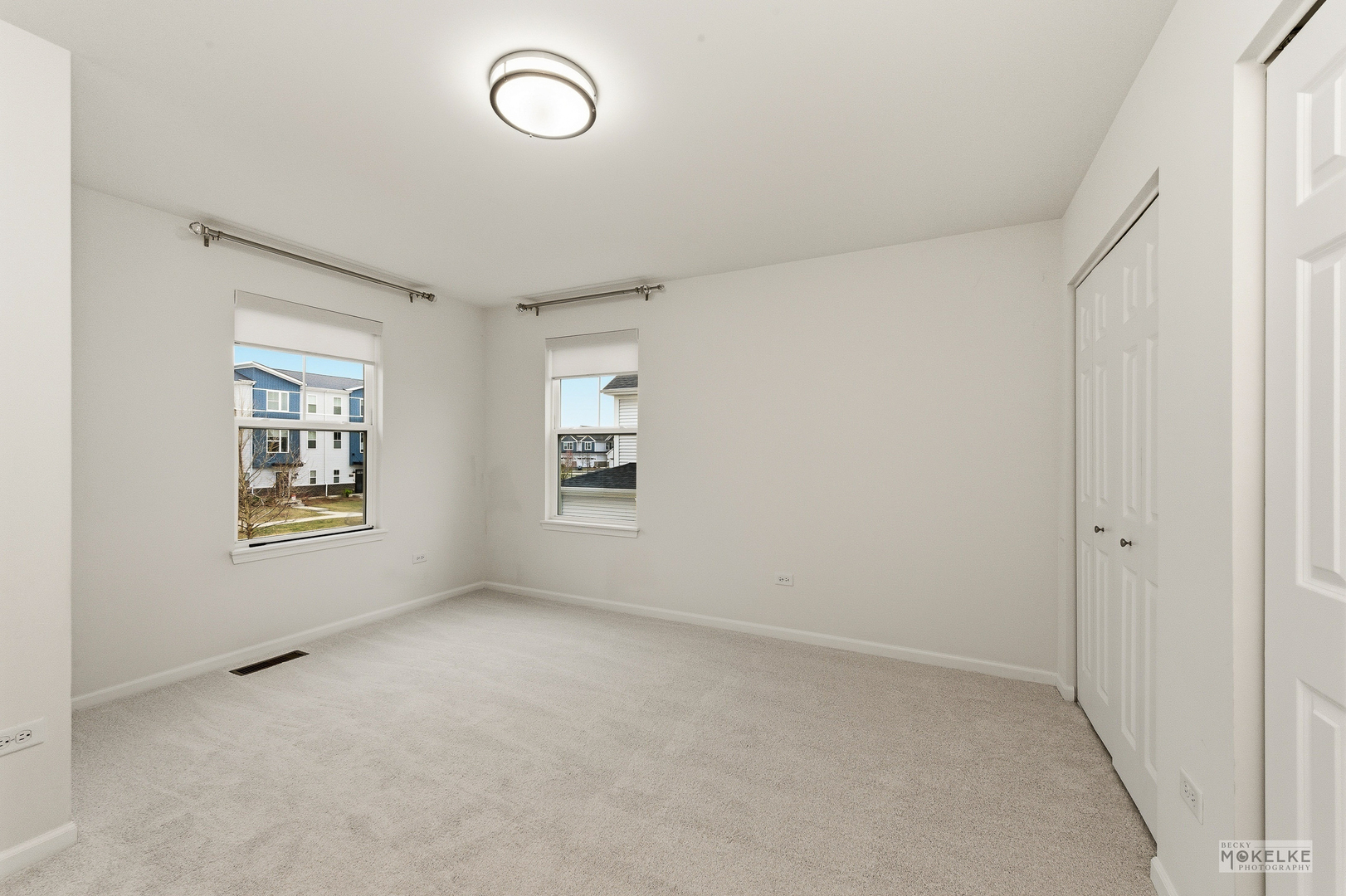 4184 Calder Lane Aurora, IL 60504 - Photo 28 of 35 an empty room with windows