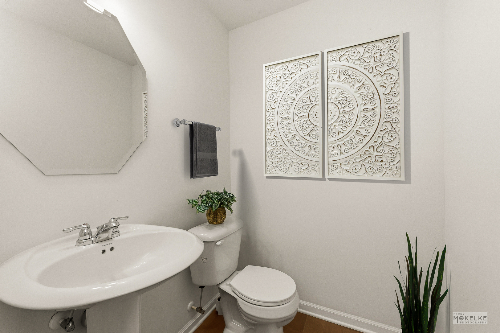 4184 Calder Lane Aurora, IL 60504 - Photo 4 of 35 a bathroom with a toilet sink and mirror
