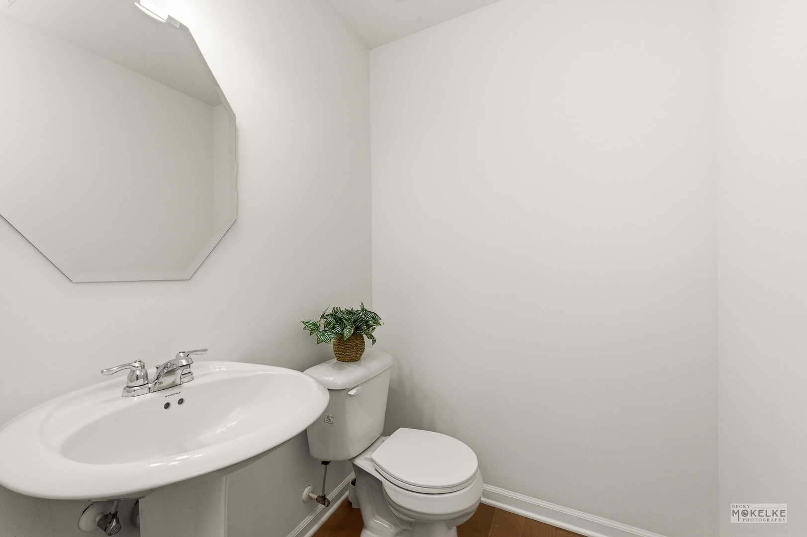 4184 Calder Lane Aurora, IL 60504 - Photo 5 of 35 a bathroom with a sink mirror and toilet