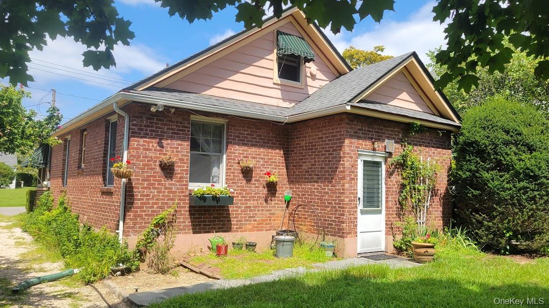 168 Lewis Road Northport, NY 11768 - Photo 4 of 16 Gallery Image 4