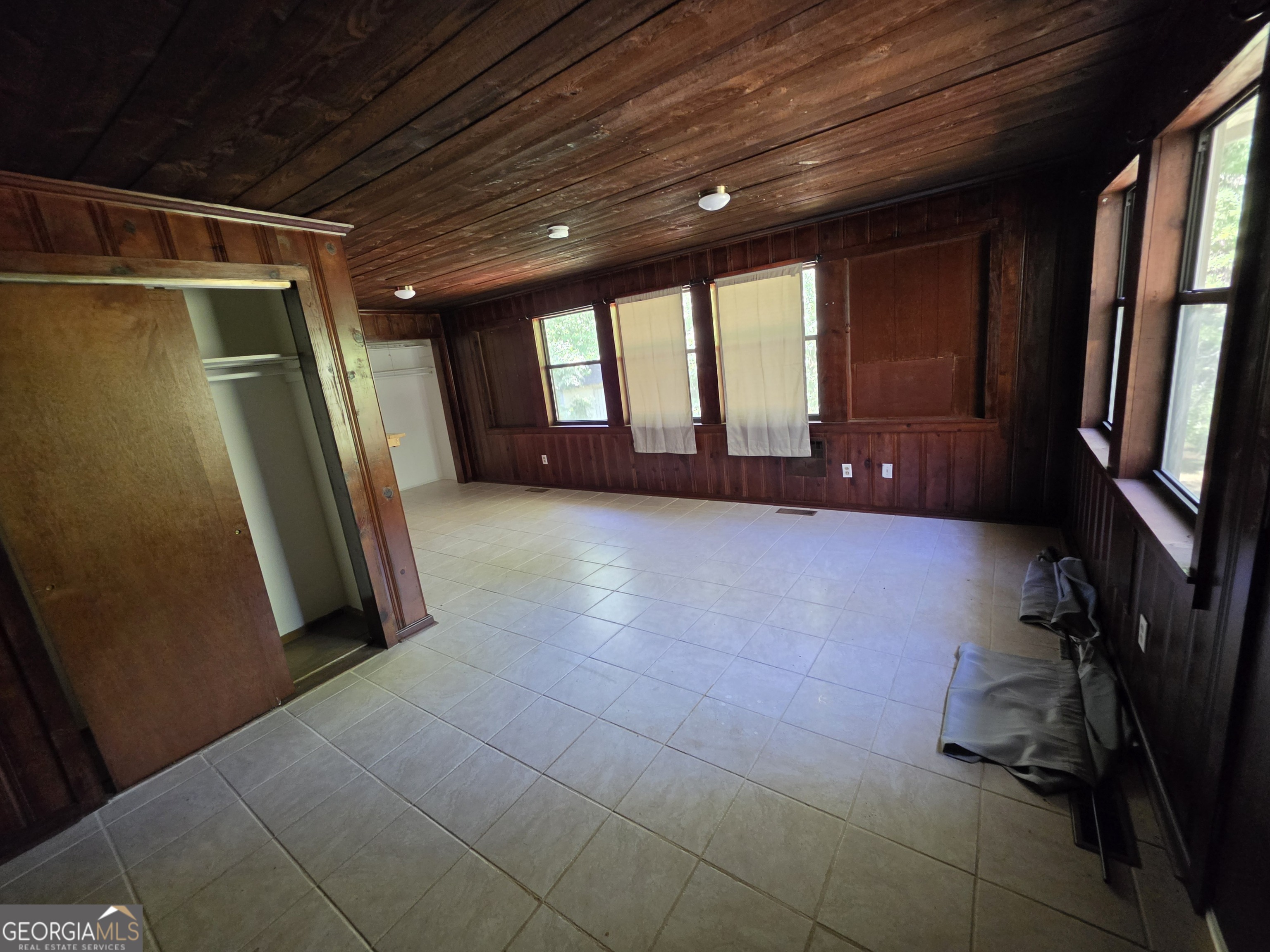 109 Springdale Drive Washington, GA 30673 - Photo 16 of 35 a view of hallway with a couch