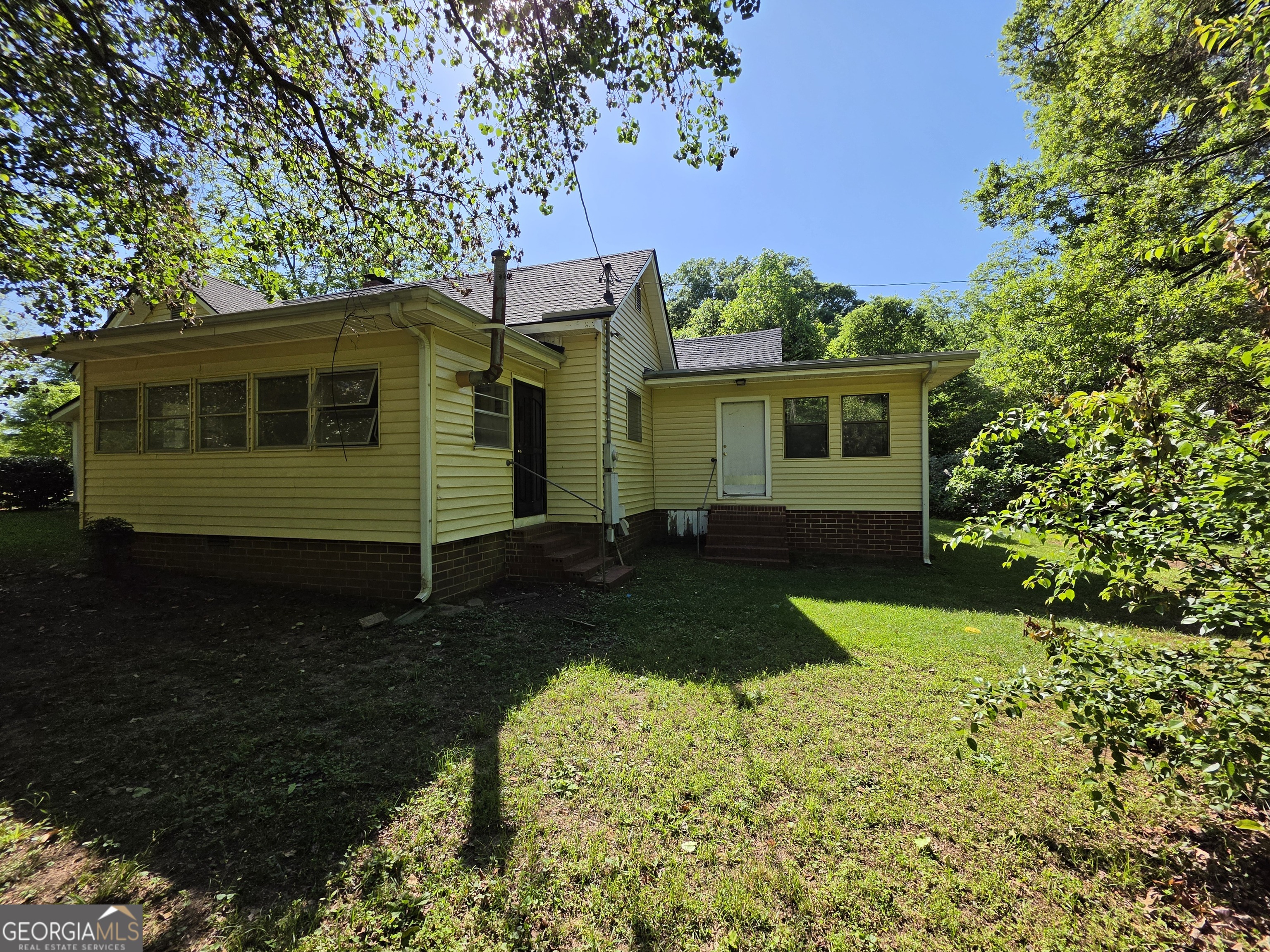 109 Springdale Drive Washington, GA 30673 - Photo 5 of 35 a front view of a house with a yard