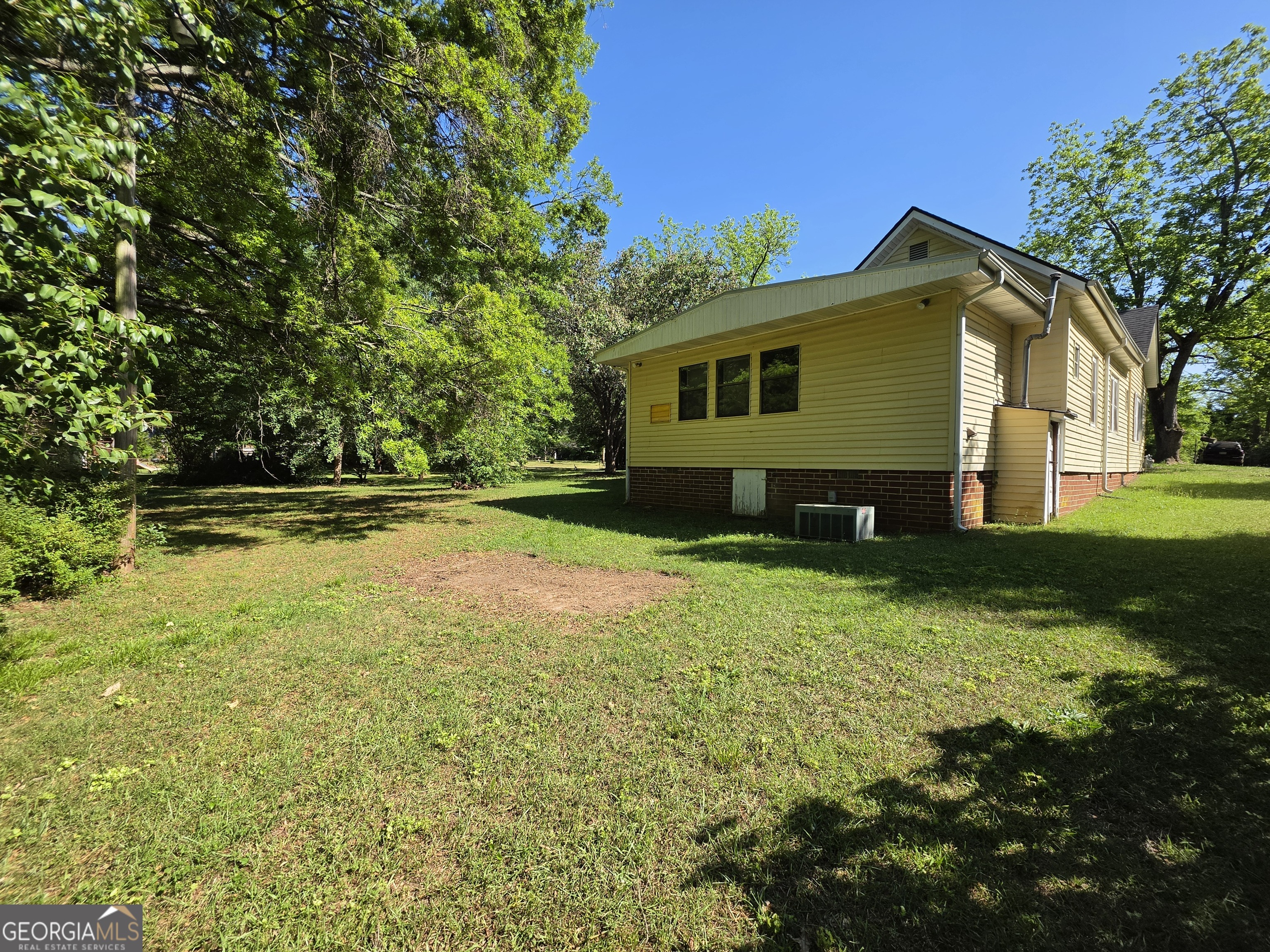 109 Springdale Drive Washington, GA 30673 - Photo 6 of 35 a front view of a house with garden