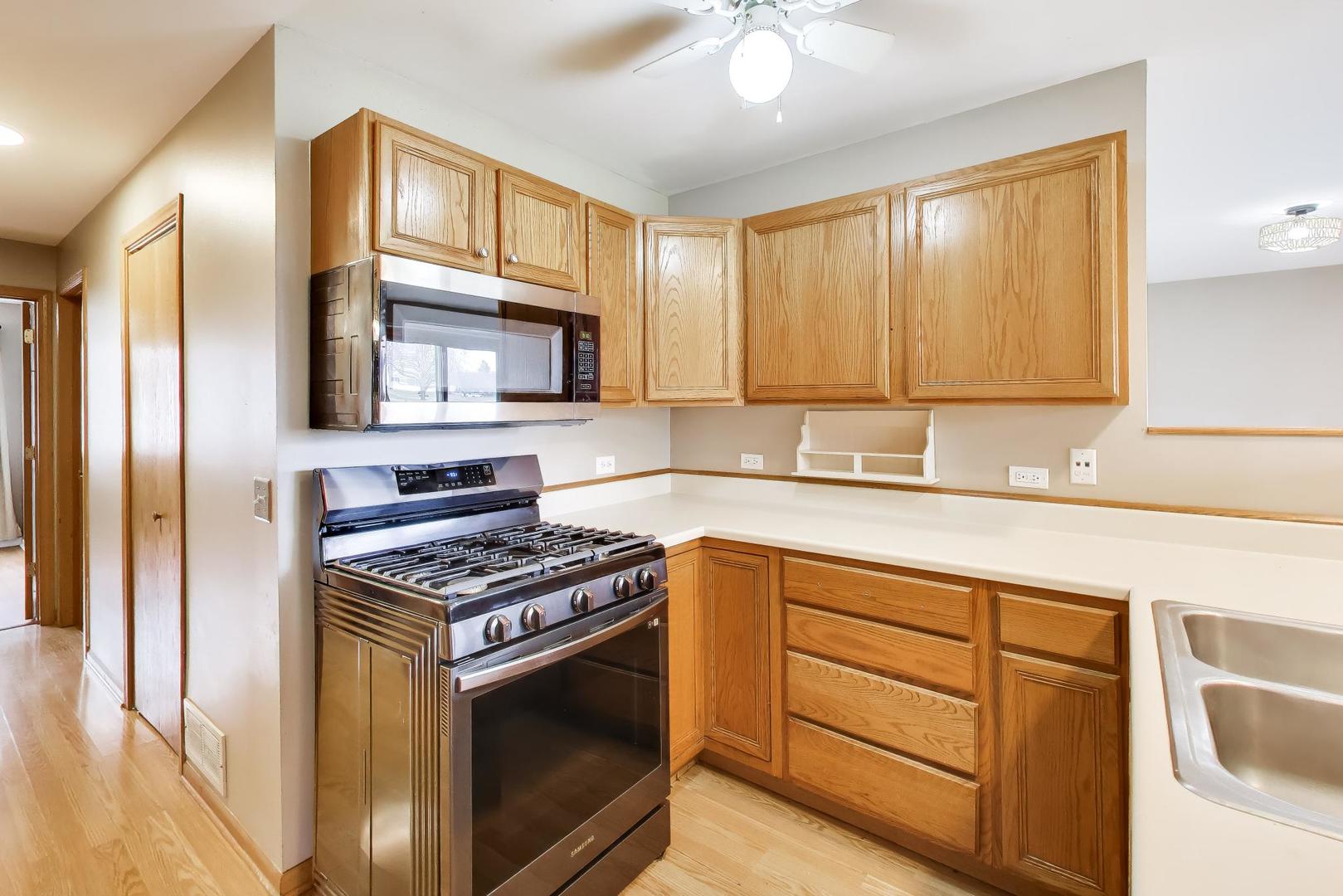 367 Stonington Place, Unit 367 South Elgin, IL 60177 - Photo 10 of 36