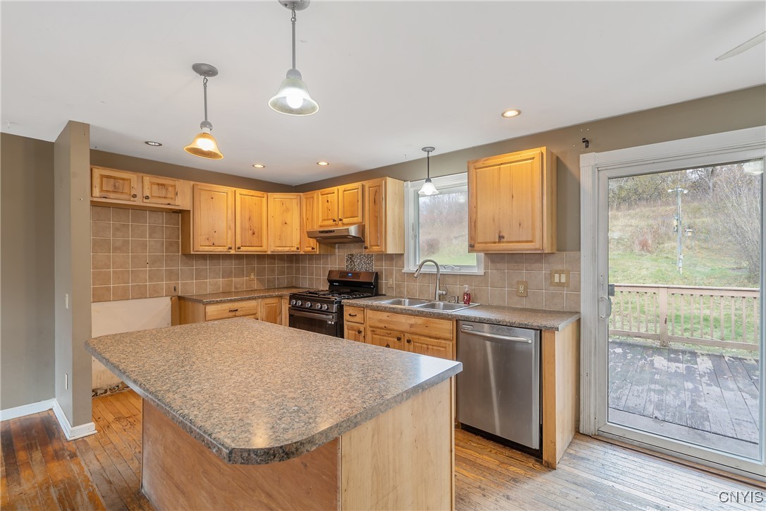 3617 Warners Road Camillus, NY 13209 - Photo 10 of 31 A wonderful breakfast bar is incorporated into the