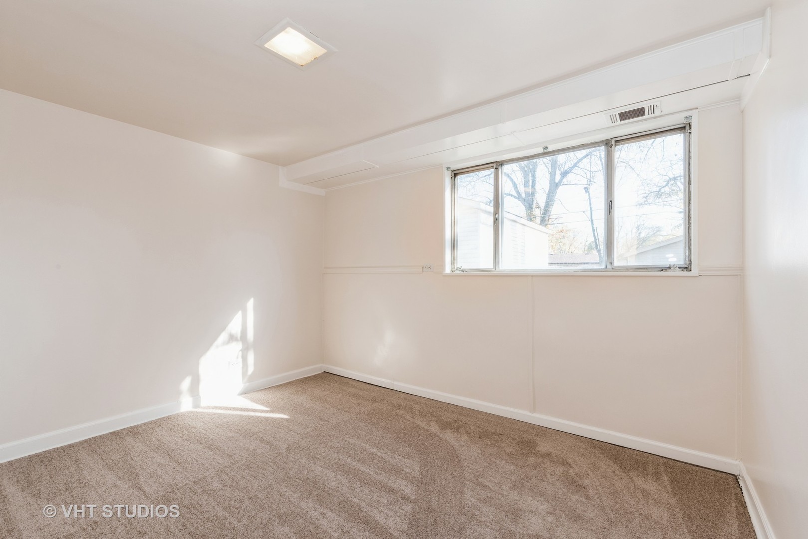 315 Springfield Street Park Forest, IL 60466 - Photo 6 of 13 an empty room with a window
