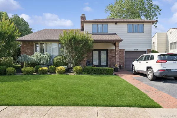 $1,175,000 | 2105 Holland Way, Merrick, NY 11566