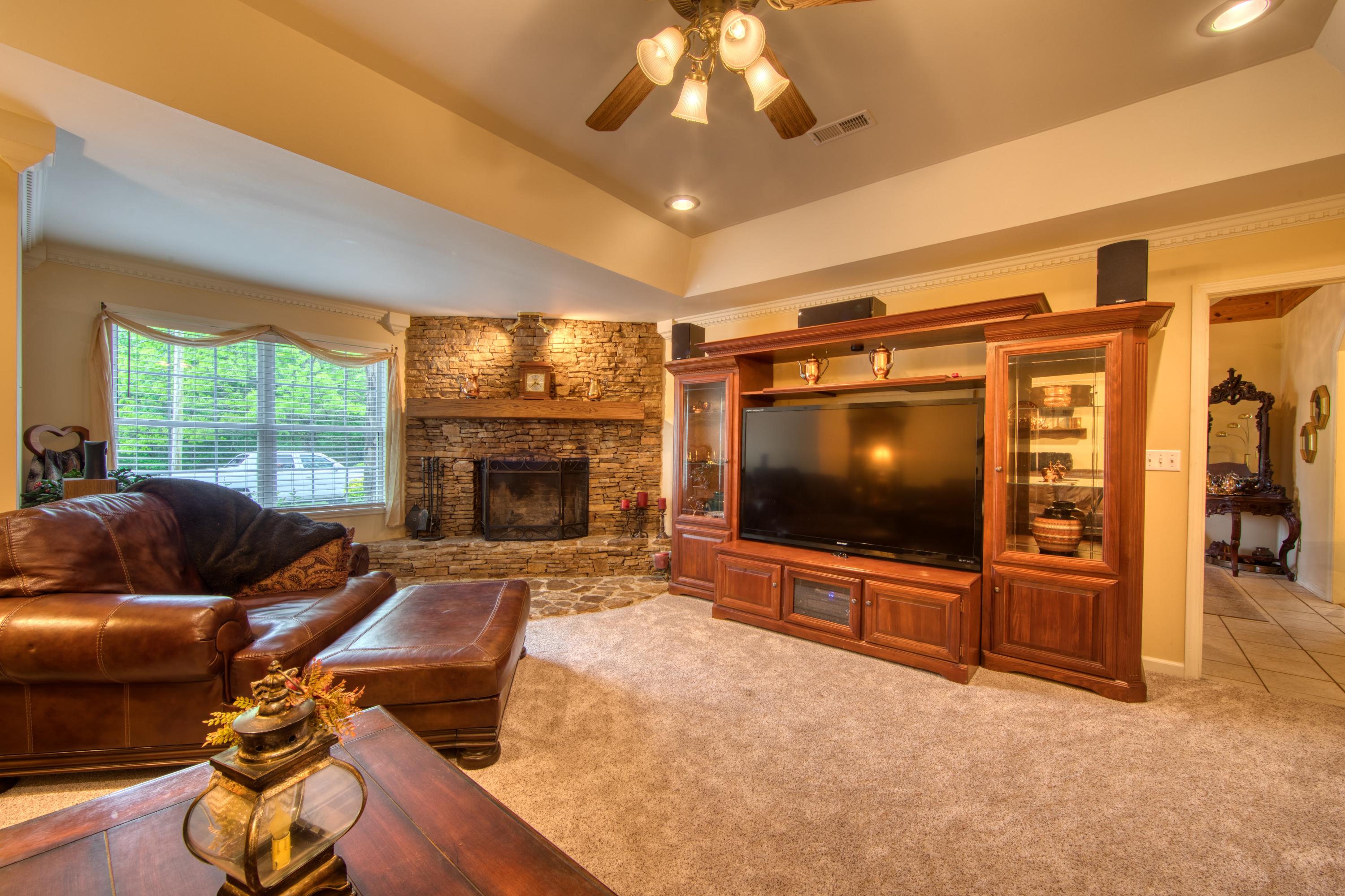 325 Old Wes Baldwin Road Jamestown, TN 38556 - Photo 8 of 37 LIvingroom