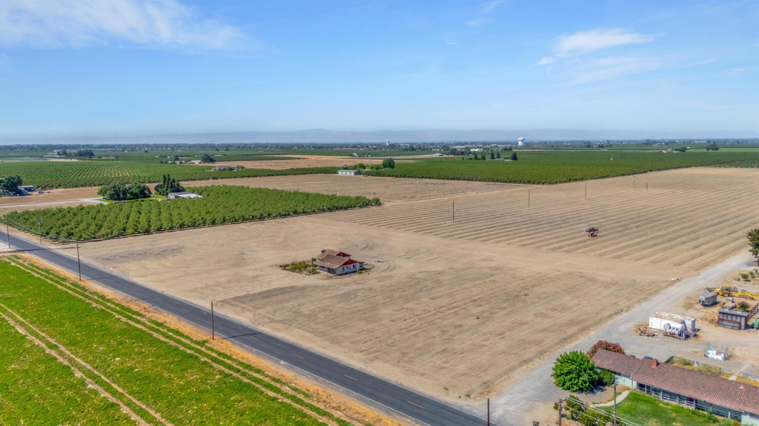 1234 South Murphy Road Ripon, CA 95366 - Photo 5 of 9 a view of a terrace with a yard