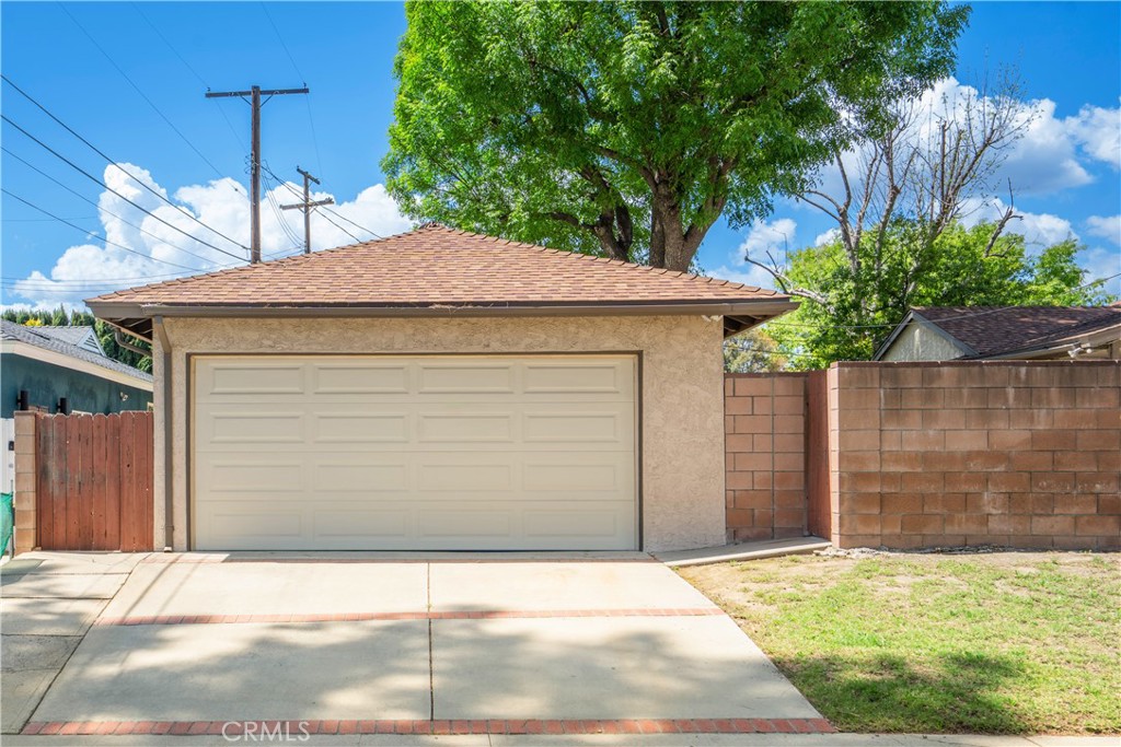 19738 Gresham Street Northridge, CA 91324 - Photo 24 of 35 a backyard of a house