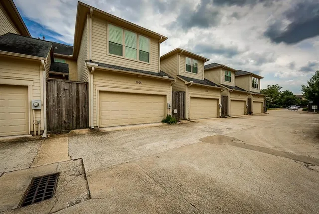 $3,950 | 1005 Memorial Village Drive, Houston, TX 77024