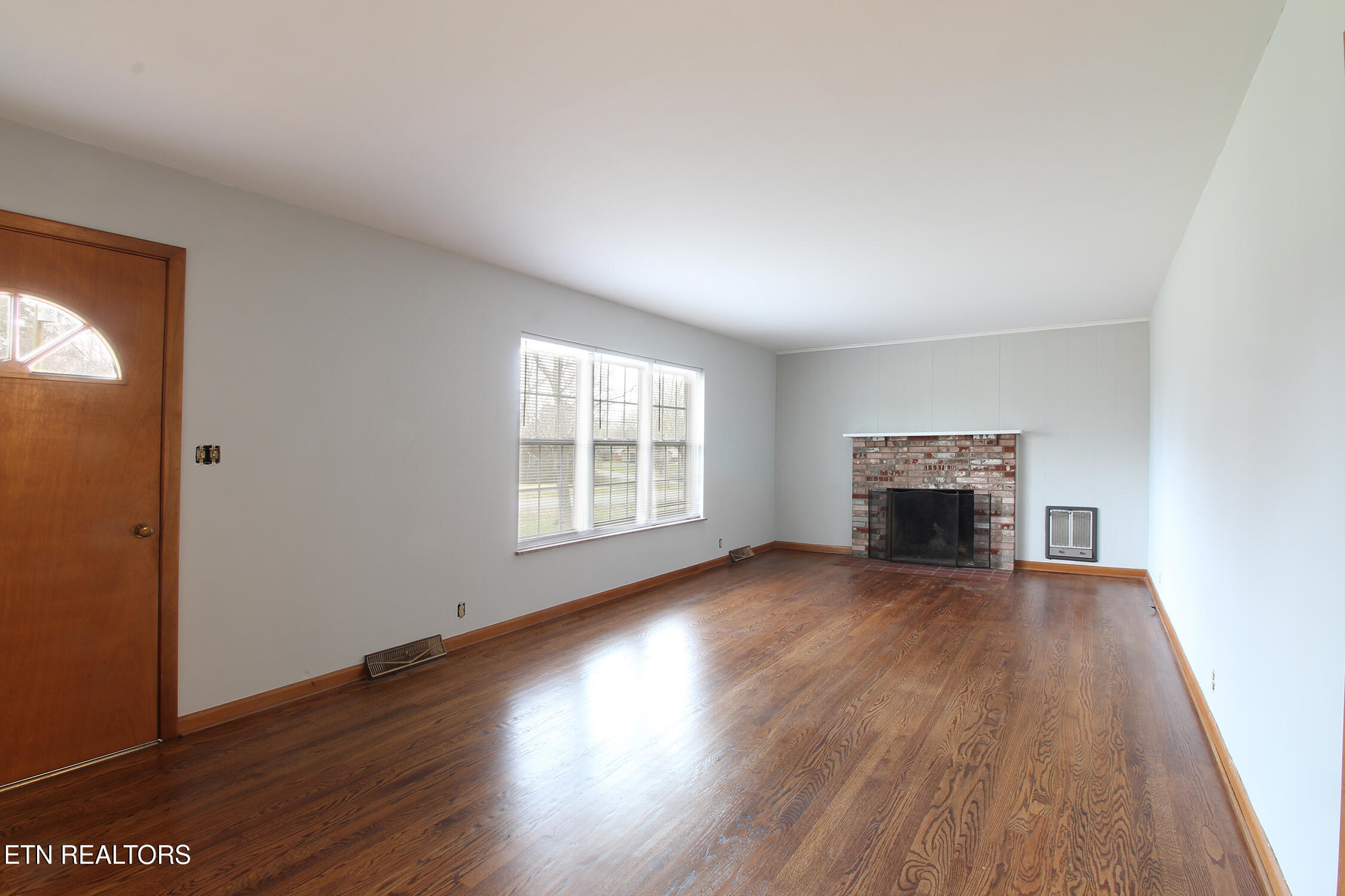 7101 Rollins Road Knoxville, TN 37918 - Photo 3 of 23 Livingroom