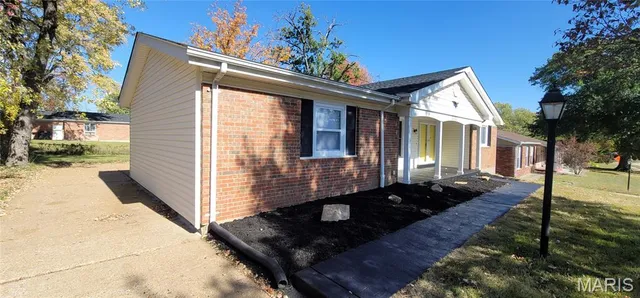 $289,700 | 3072 Wintergreen Drive, Florissant, MO 63033