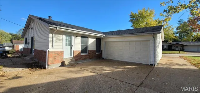 $289,700 | 3072 Wintergreen Drive, Florissant, MO 63033