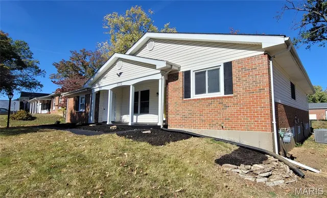 $289,700 | 3072 Wintergreen Drive, Florissant, MO 63033