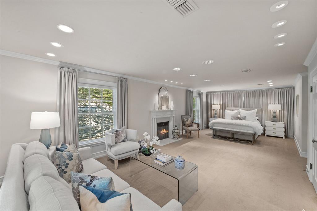 8055 Eagle Mountain Circle Fort Worth, TX 76135 - Photo 27 of 40 a living room with furniture and a lamp