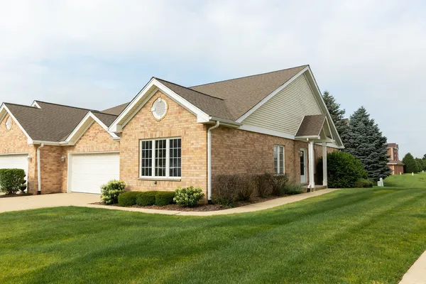 $349,900 | 11432 Foxwoods Drive, Oak Lawn, IL 60453