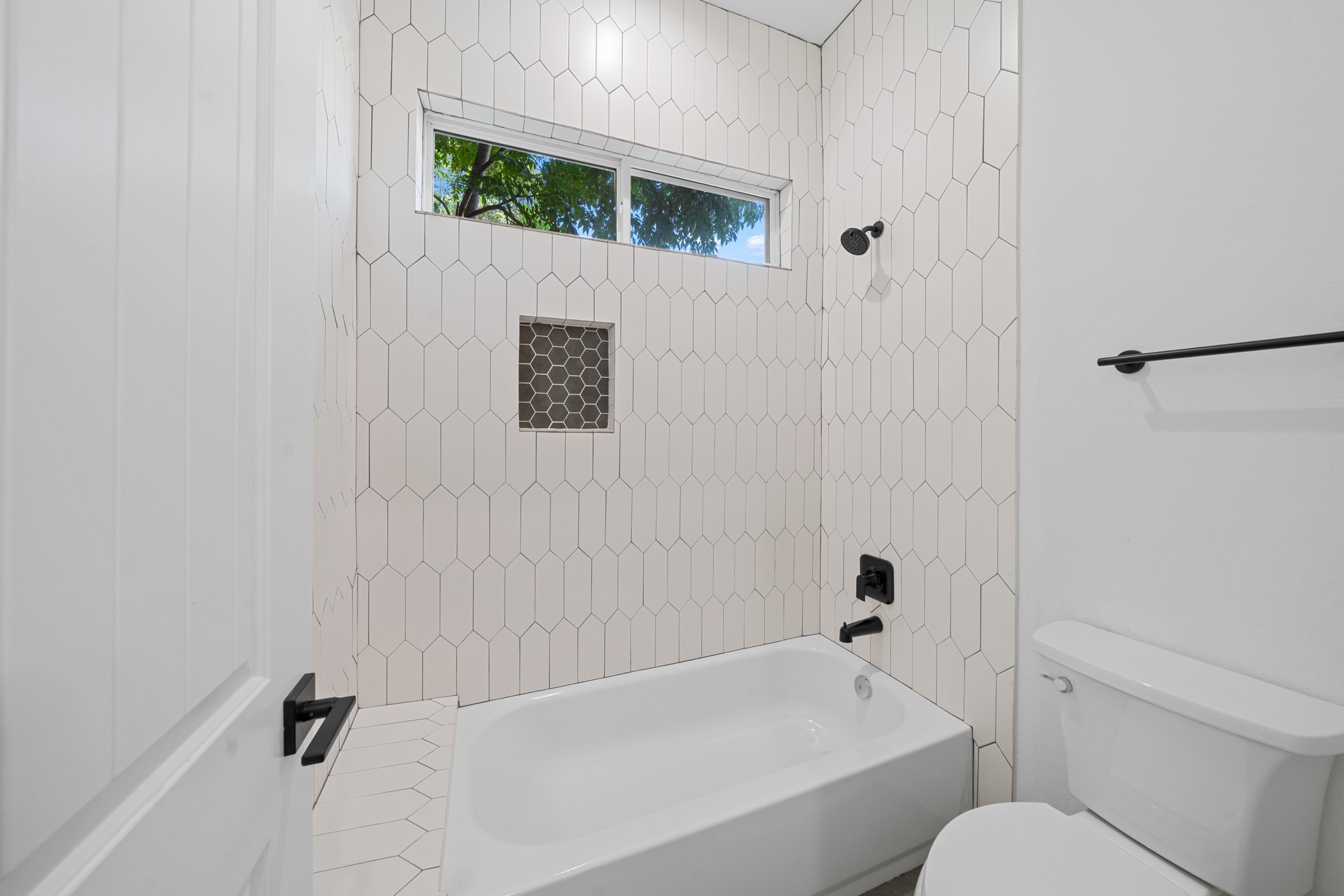 2303 Wipprecht Street Houston, TX 77020 - Photo 14 of 26 a bathroom with a bathtub and toilet