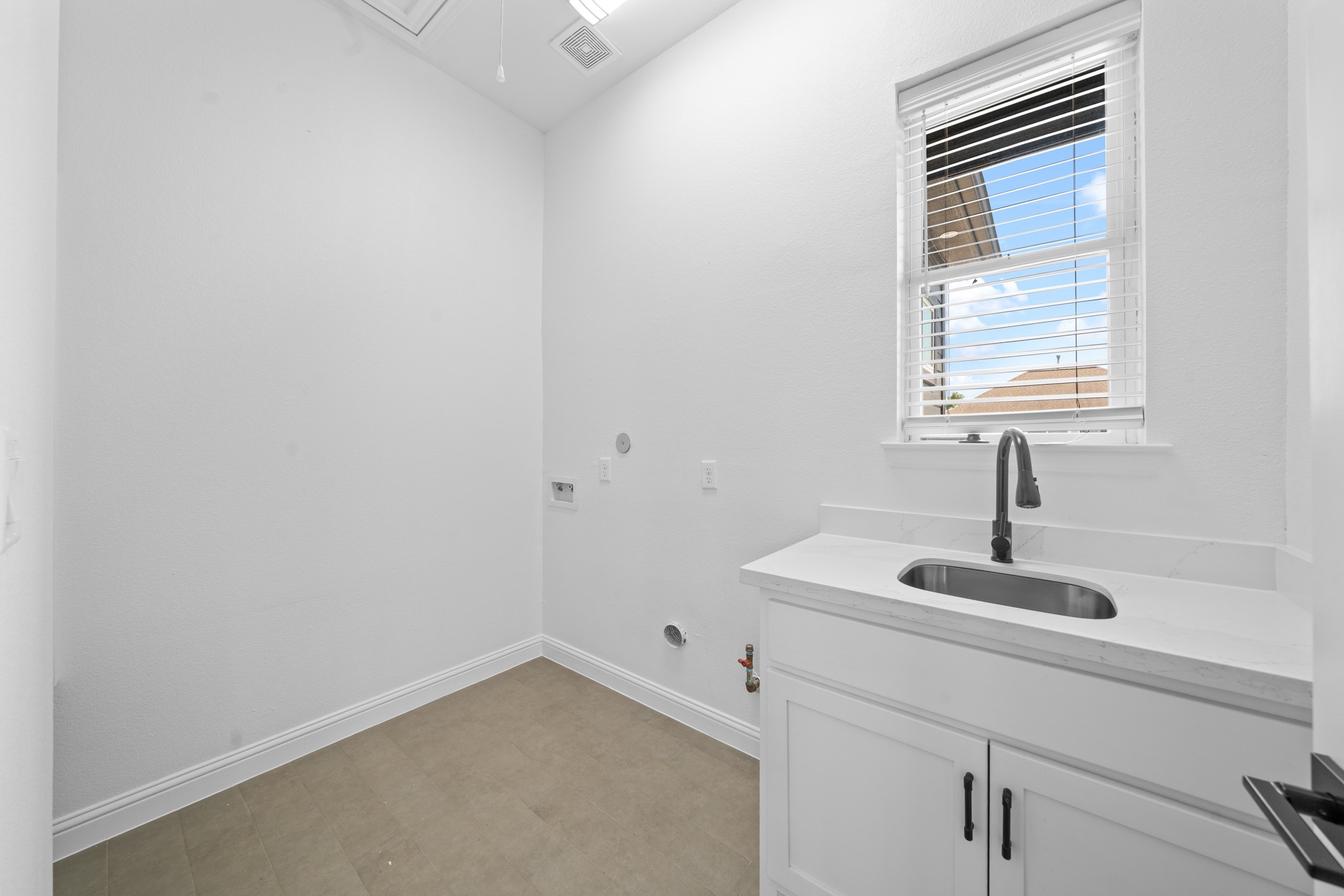 2303 Wipprecht Street Houston, TX 77020 - Photo 20 of 26 a bathroom with a sink a vanity and a window