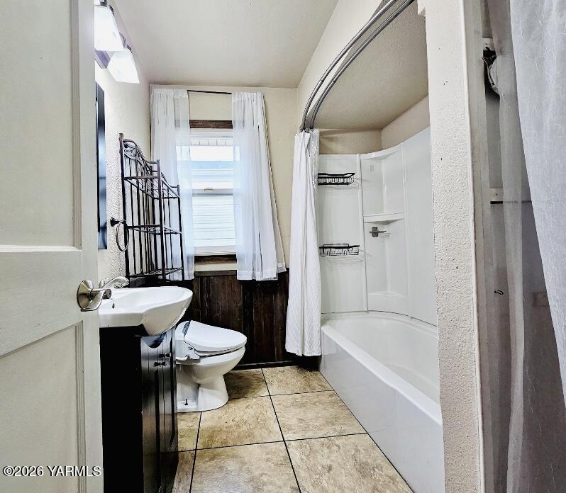 3208 Summitview Avenue Yakima, WA 98902 - Photo 16 of 26 a bathroom with a sink toilet and shower
