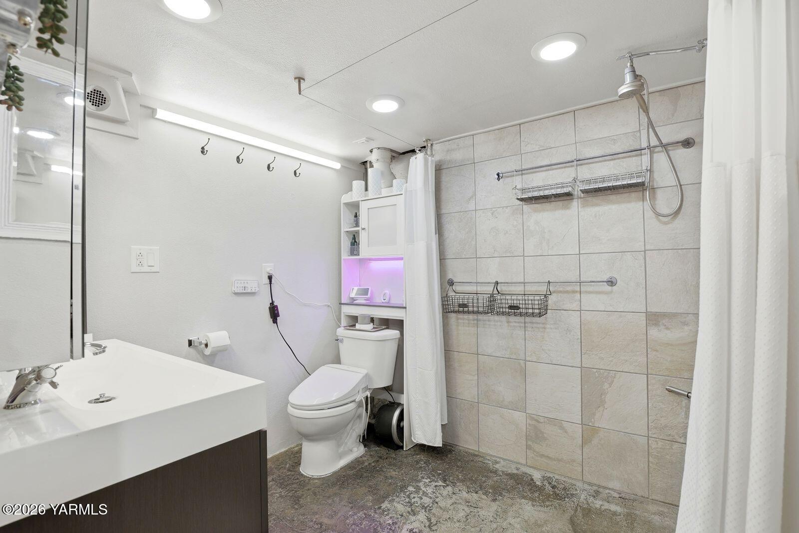 3208 Summitview Avenue Yakima, WA 98902 - Photo 20 of 26 a bathroom with a sink a toilet and shower